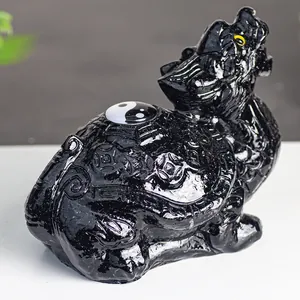 Vue détaillée de la tortue dragon noire avec symbole tai chi et motifs de pièces anciennes