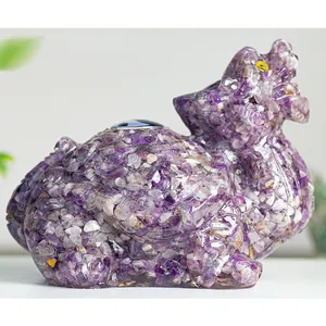 Vue macro d'une statue de tortue-dragon en améthyste violette avec texture naturelle