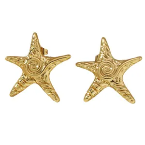Goldene Seestern-Ohrstecker mit strukturierter Oberfläche und Schraubverschluss