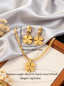 Dettaglio del set di gioielli a quadrifoglio dorato con orecchini e collana in acciaio