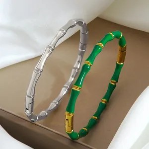 Detail van bamboe armbanden in zilver en groen email met 18k goud vergulding
