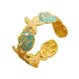 Gouden open armband met zeester, blauwe emaille schelp en witte parels voor dames