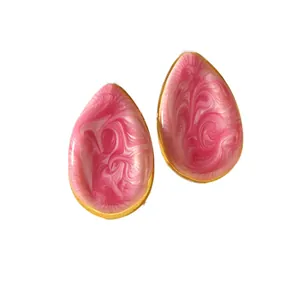 Boucles d'oreilles goutte en marbre rose et blanc avec bordure en métal doré élégant