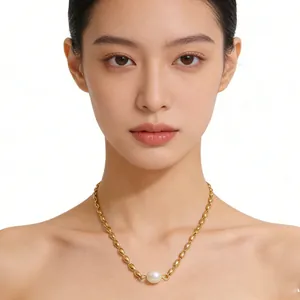 Collier élégant à maillons dorés avec une perle blanche unique sur un mannequin