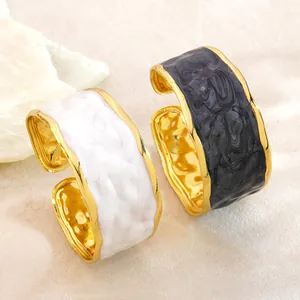 Luxuriöse breite offene Ringe mit weißer und schwarzer Emaille-Marmorierung in Gold