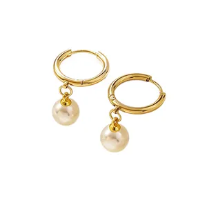 Boucles d'oreilles créoles dorées en acier inoxydable avec pendentifs perles crèmes