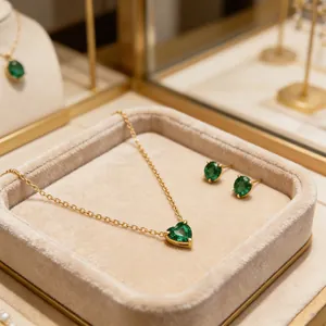Elegantes Goldherz Halsketten und Ohrring Set mit grünen Smaragd Geburtssteinen in Box