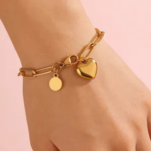 Βραχιόλι με μενταγιόν καρδιά 18k χρυσού με ασύμμετρη λεπτομέρεια αλυσίδας συνδετήρα