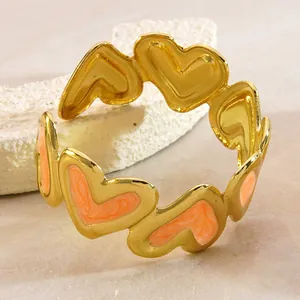 Goldener herzförmiger C-Armreif mit orangefarbenem Marmormuster Emaille-Akzenten