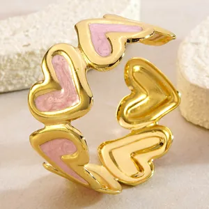 Detailaufnahme des herzförmigen Goldrings mit rosa Marmor-Emaille-Einlage