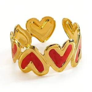 Eleganter C-förmiger Edelstahl-Armreif mit roten Emaille-Herzen und goldener Oberfläche