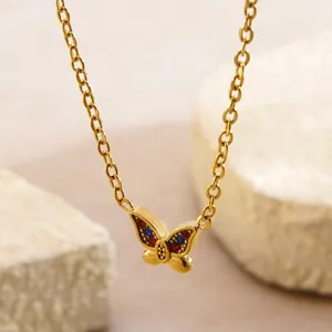 Collana a farfalla placcata in oro 18 carati con cristalli rossi e blu su pietra naturale