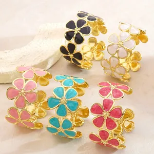 Bracciali aperti in smalto floreale in cinque colori con finitura dorata e petali