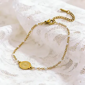 Bracelet religieux en acier doré avec perles blanches et pendentif médaille ovale