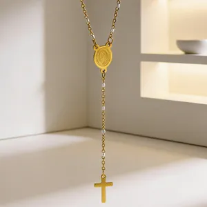 Collier chapelet en acier inoxydable doré avec perles émail blanc et pendentif croix chic