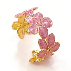 Bracciale a polsino con fiori in smalto rosa in acciaio dorato e trama marmorea