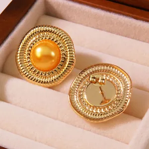 Vintage-Ohrstecker vergoldet mit Perle und strahlenförmiger Textur in Gold