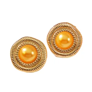 Vintage goldene Perlenohrringe mit orangefarbenem Zentrum und strahlendem Metallrahmen