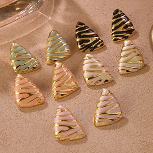 Boucles d'oreilles triangulaires dorées avec motif zébré en émail en plusieurs couleurs
