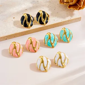 Vue à plat de boucles d'oreilles irrégulières en acier titane doré avec émail coloré