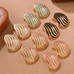 Détails de boucles d'oreilles ondulées en cinq couleurs avec bordure dorée et émail brillant