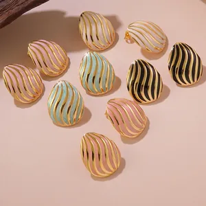 Boucles d'oreilles irrégulières en émail multicolore avec finition en acier inoxydable doré