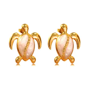 Elegante vergoldete Schildkröten-Ohrstecker mit rosa Emaille und poliertem Finish