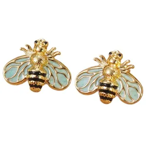 Boucles d'oreilles abeille en acier inoxydable doré avec émail vert menthe sur fond blanc