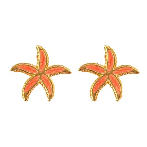 Orecchini a forma di stella marina in oro con smalto arancione e dettagli in rilievo dorati