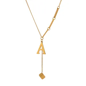 Gouden titanium stalen ketting met letter A hanger en minimalistische kwastjes elementen