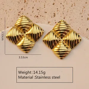 Detail van vierkante gouden roestvrijstalen oorbellen, afmeting 3,53 cm en gewicht 14,15 g