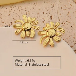 Macro-detail van gouden roestvrijstalen madeliefjes oorbellen met gewicht en afmetingen
