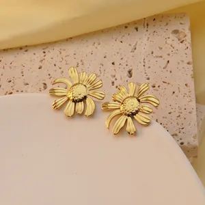 Gepolijste gouden bloemknopoorbellen met gedetailleerde bloembladvorm en zonnestijl