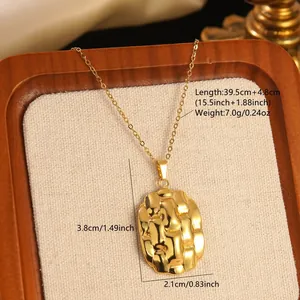 Détails du collier à pendentif ovale doré avec texture tressée et mesures de taille