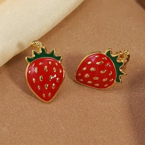 Squisiti orecchini a lobo a fragola in smalto rosso e verde con acciaio inox dorato
