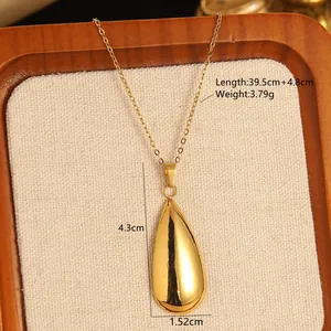 Vue détaillée du collier pendentif goutte dorée avec mesures de longueur et de poids