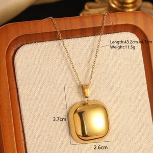 Détail du collier à pendentif carré doré montrant les dimensions et la longueur de chaîne