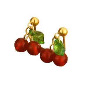 Orecchini a perno a forma di ciliegia con bacche rosse e foglie verdi dorate