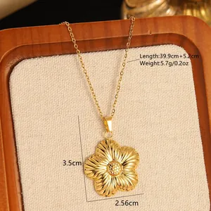 Détail du pendentif fleur dorée montrant la texture ondulée et dimensions 3,5x2,56cm