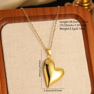Détail du collier pendentif cœur doré poli avec dimensions sur plateau bois