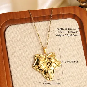 Détail du collier pendentif feuille dorée sur présentoir avec dimensions exactes