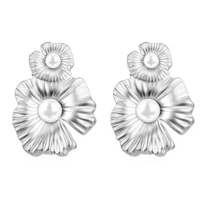 Dettaglio orecchini a fiore in metallo spazzolato argento con perle e petali increspati