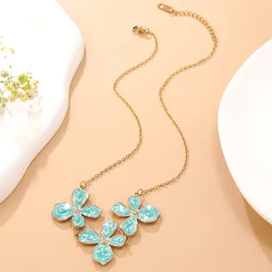 Elegante 18k vergoldete Edelstahlkette mit hellblauen Emaille-Blumenanhängern