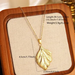 Détails du collier pendentif feuille de ginkgo dorée avec mesures et texture de chaîne