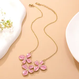 Elegante 18k vergoldete Edelstahlkette mit rosa Emaille-Blumenanhängern für Damen