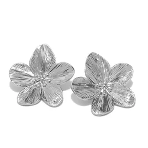 Eleganti orecchini a lobo a forma di fiore a cinque petali in acciaio inox argentato