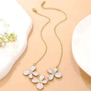 Elegante 18k vergoldete Edelstahlkette mit drei weißen Emaille-Blumenanhängern für Damen