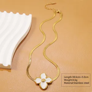 Dettaglio della collana a catena serpente dorata con ciondolo a fiore bianco e misure