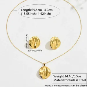 Détails de l'ensemble de bijoux en acier doré avec pendentifs ronds et texture gaufrée