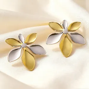 Vue détaillée des boucles d'oreilles fleur bicolores avec pétales polis or et argent